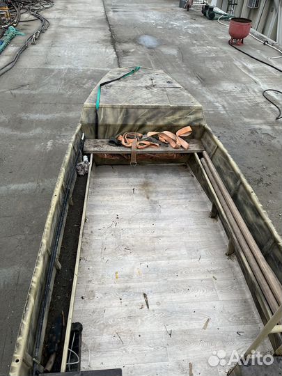 Лодка болотоход с мотором 35 сил