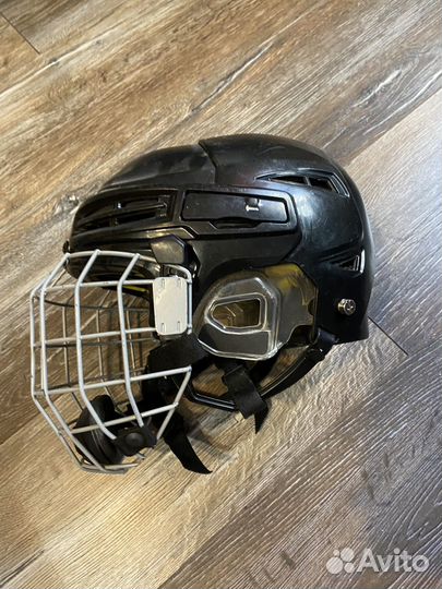 Хоккейный шлем