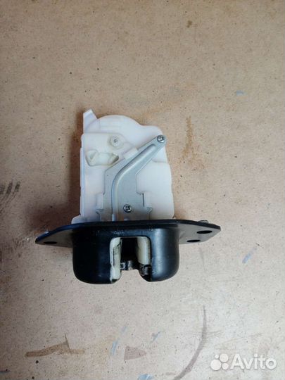 Замок на заднюю дверь от Ниссан Серена