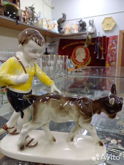 Фарфоровая статуэтка мальчик с козликом германия