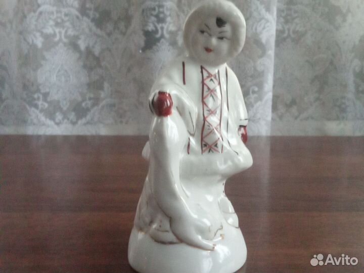 Статуэтка фарфор якут с песцом в идеале