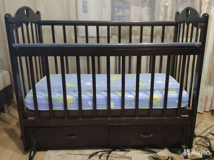 Детская кроватка с поперечным маятником