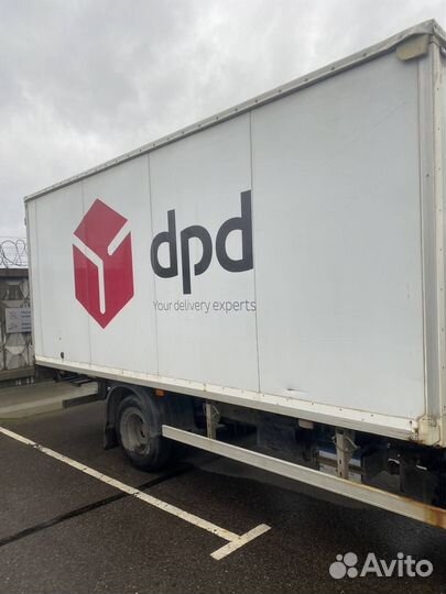 Водитель со своим грузовым автомобилем