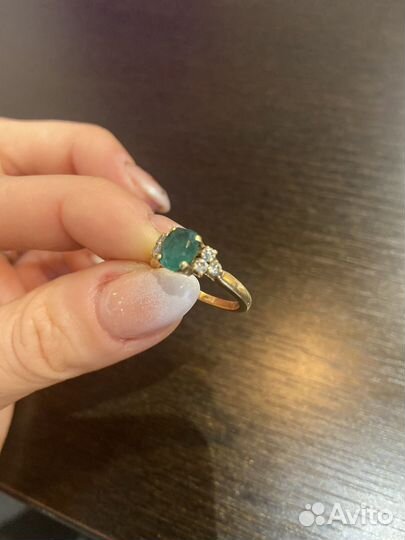 Золотое кольцо с изумрудом и бриллиантами