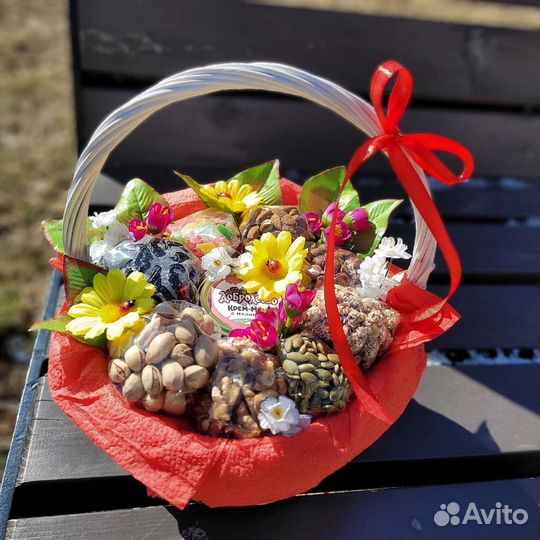 Корзинка с орехами, сухофруктами и цветами