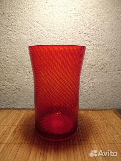 Ваза из красного стекла