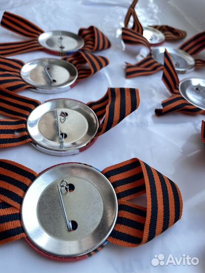 Значки на 9 мая с георгиевской лентой