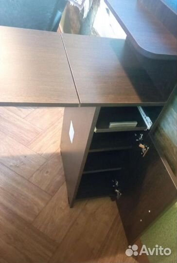 Маникюрный стол