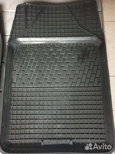 Два резиновых передних универсальные коврика