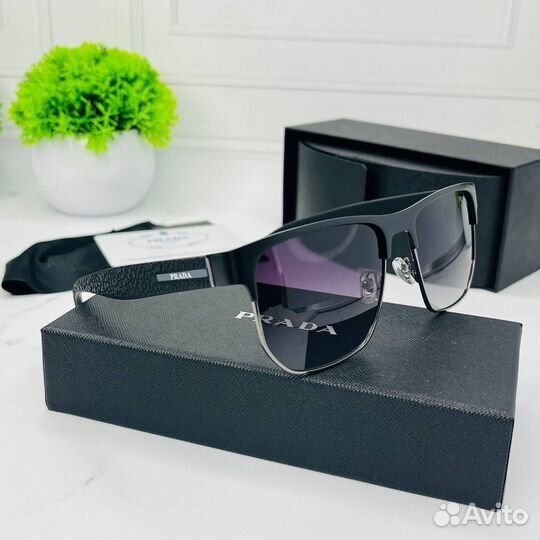 Солнцезащитные очки Prada