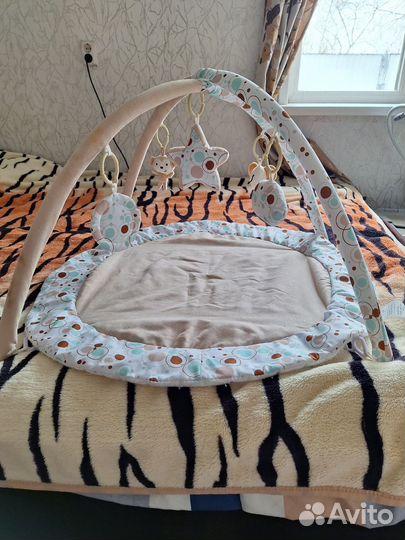 Детский коврик с игрушками