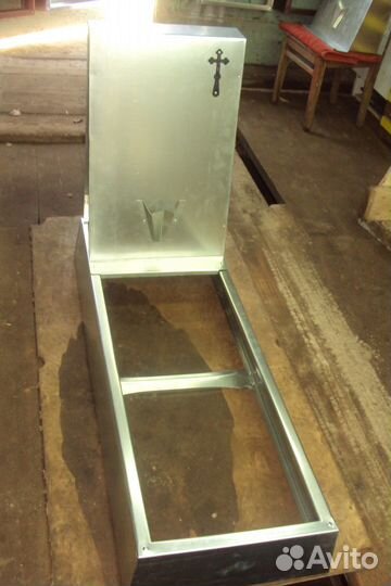 Цветочница на кладбище