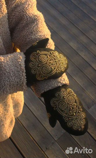 Якутские зимние женские варежки с бисером