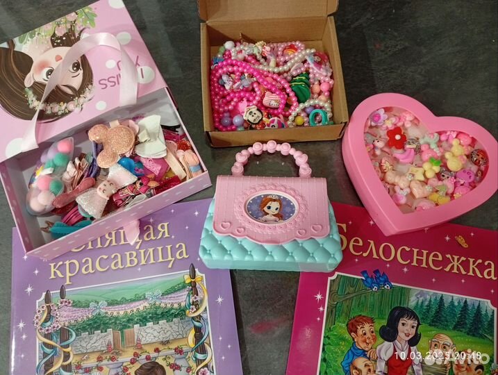 Книжки и украшения для девочек