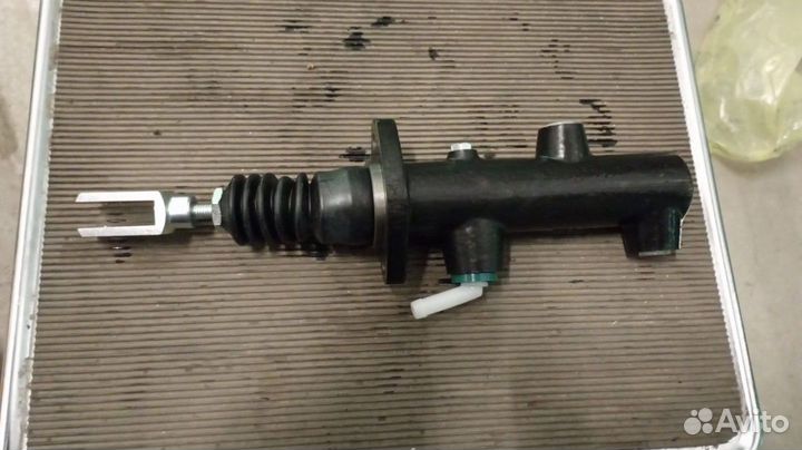 Главный тормозной цилиндр экскаватора погрузчика