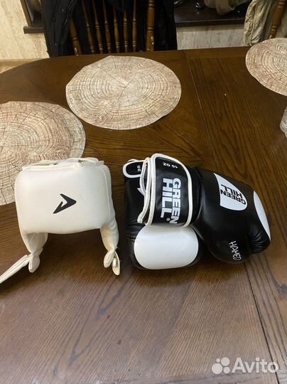 Боксерский шлем и перчатки