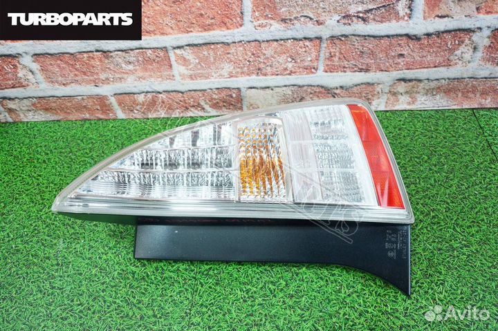 Стоп сигнал задний правый Toyota Prius ZVW30