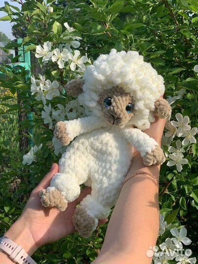 Вязаная игрушка ручной работы овечка