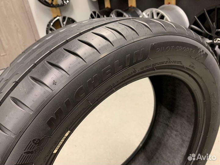 Michelin Pilot Sport 4 235/55 R19 105Y