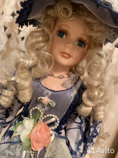 Кукла фарфоровая