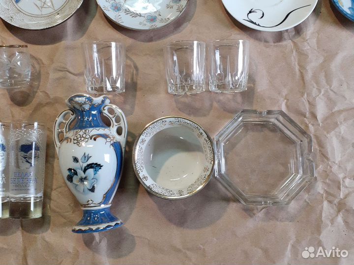 Разная посуда рюмки, блюдца, кувшин