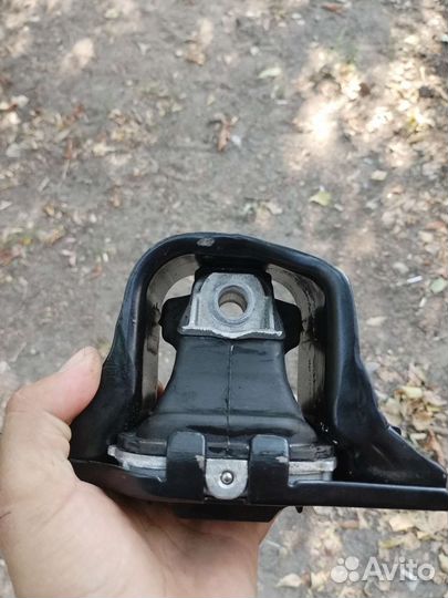 Опора двигателя правая nissan