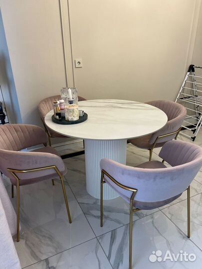 Стол c дизайнерской ножкой Вельвет