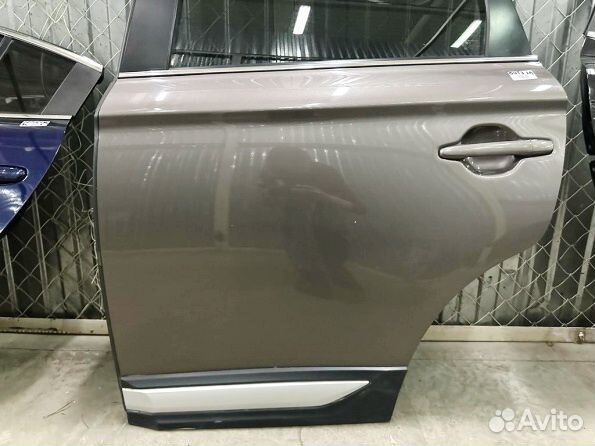 Левая дверь боковая задняя Mitsubishi Outlander 3