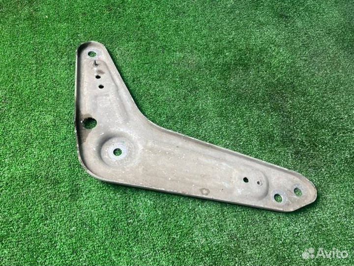 Реактивная тяга левая Bmw E71