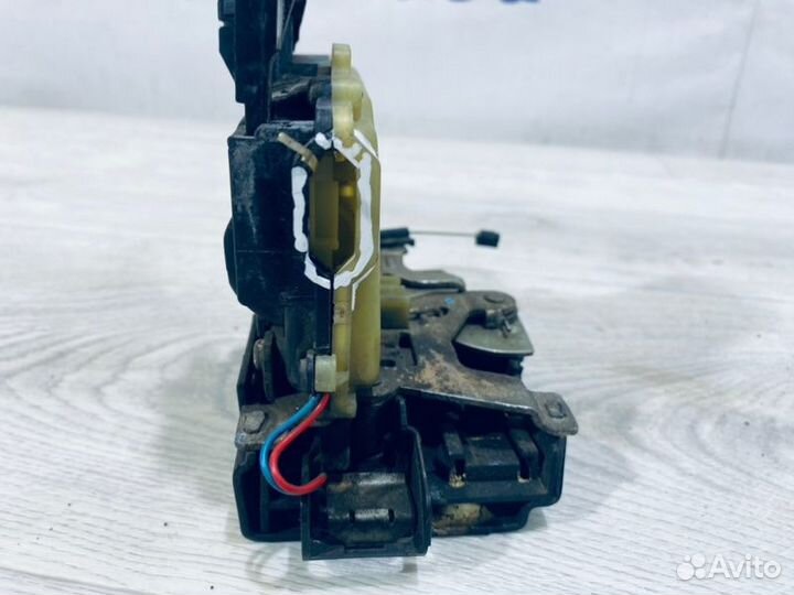 Замок двери задний левый Volkswagen Passat B5