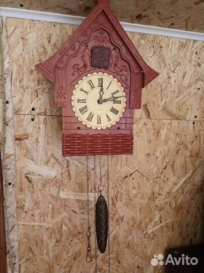 Старинные настенные часы с кукушкой
