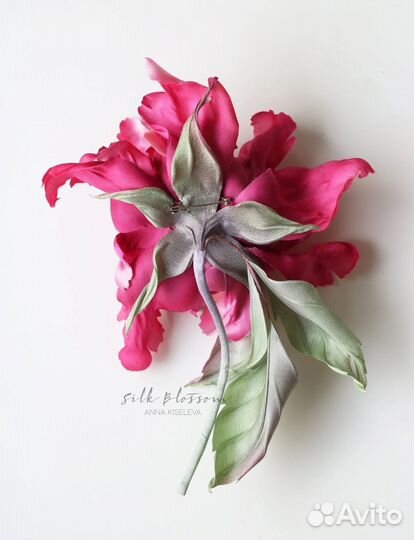 Брошь роза из шелка Roger Lambelin