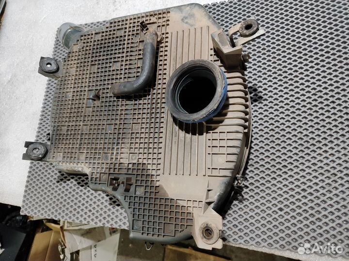 Корпус воздушного фильтра Renault Symbol дефект