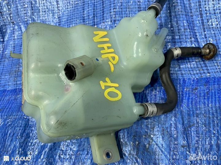 Бачок для тормозной жидкости на toyota aqua NHP10