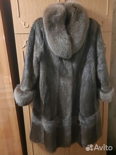 Шуба нутриевая с песцом