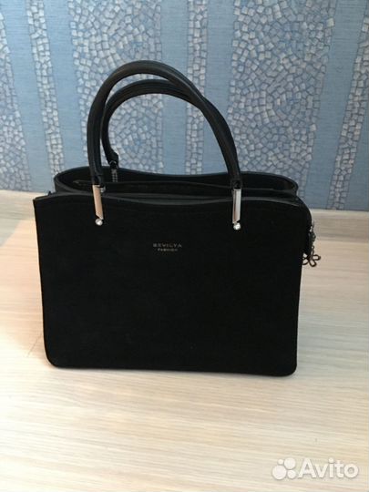 Продажа дамских сумок 2 шт- разные, см фото