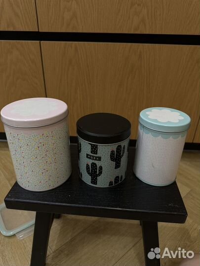 Жестяные банки из-под чая печенья