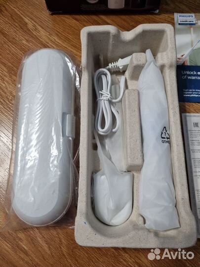 Электрическая зубная щетка Philips Sonicare 5100