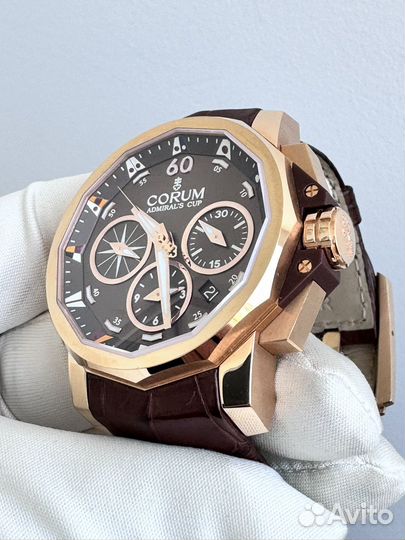 Золотые часы Corum