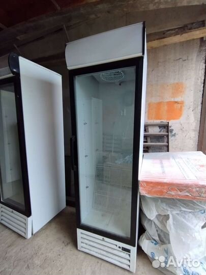 Холодильник, торговая витрина для напитков