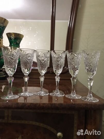 Хрустальные рюмки на ножке