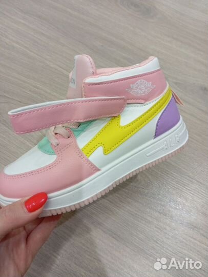 Кроссовки на девочку