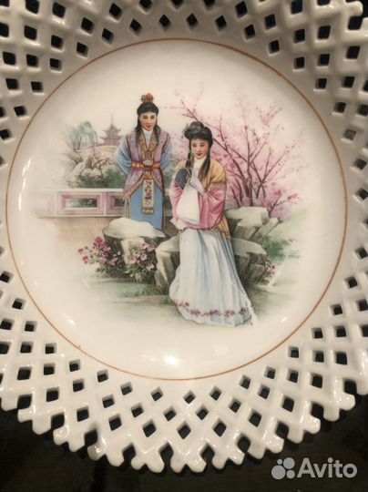 Красивая антикварная тарелка, сухарница