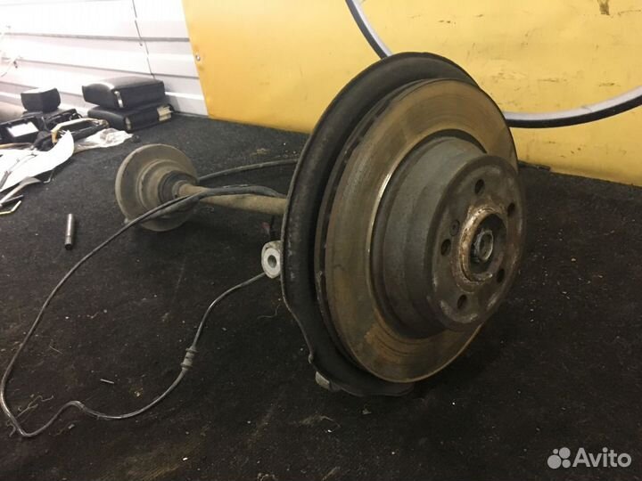 Кулак задний правый Мерседес 219