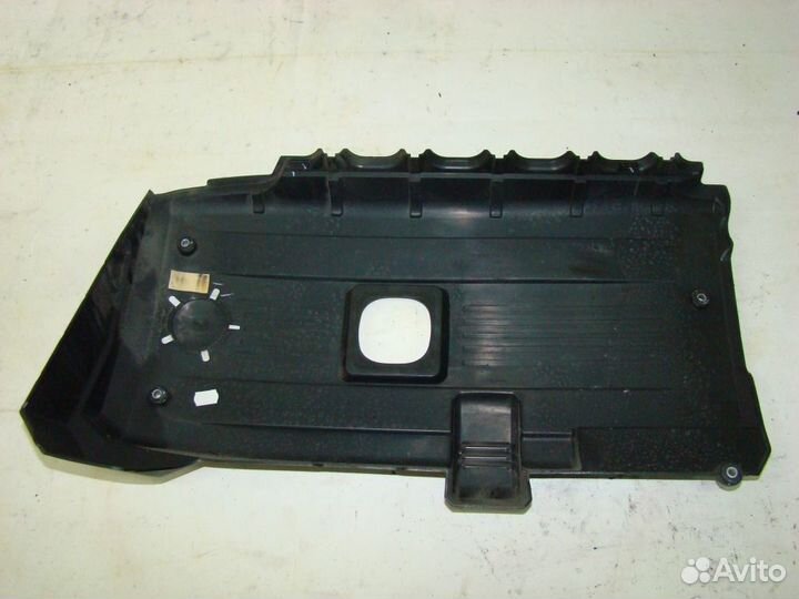 Крышка на двс BMW 530i E60 2007г. (двс и навесное