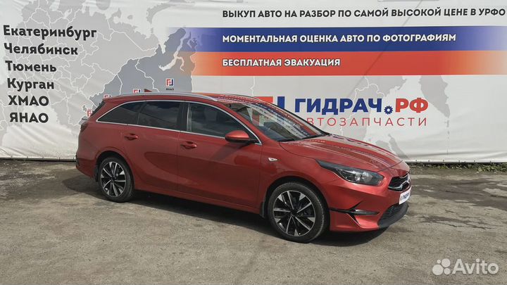 Кронштейн переднего бампера правый Kia Ceed (CD) 8