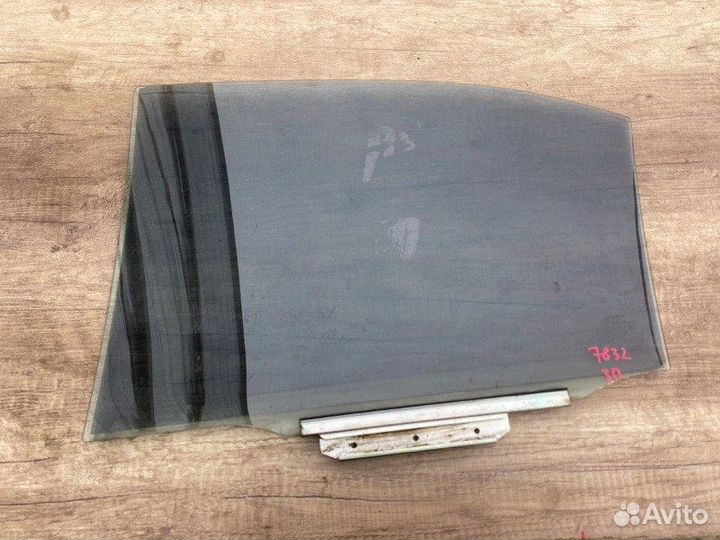 Стекло двери заднее правое Toyota Avensis ZZT251