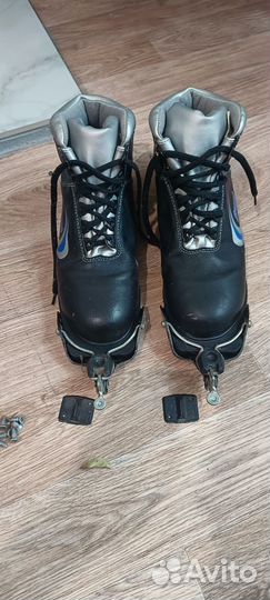 Лыжные ботинки вместе с креплением