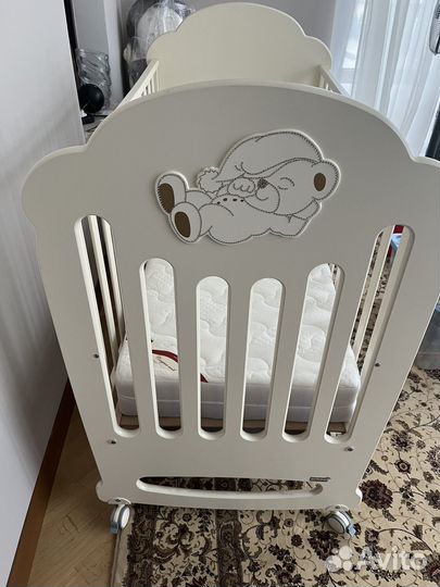 Детская кроватка,пеленальный столик,стульчик,весы