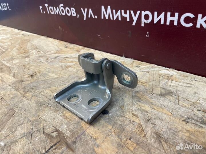 Петля двери передняя левая Renault Sandero Stepway